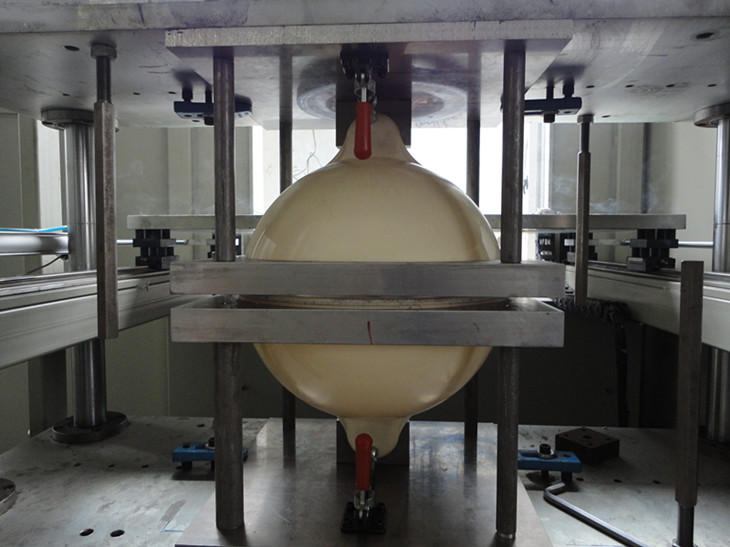 海洋浮球焊接過程4.jpg 海洋浮球焊接過程4.jpg